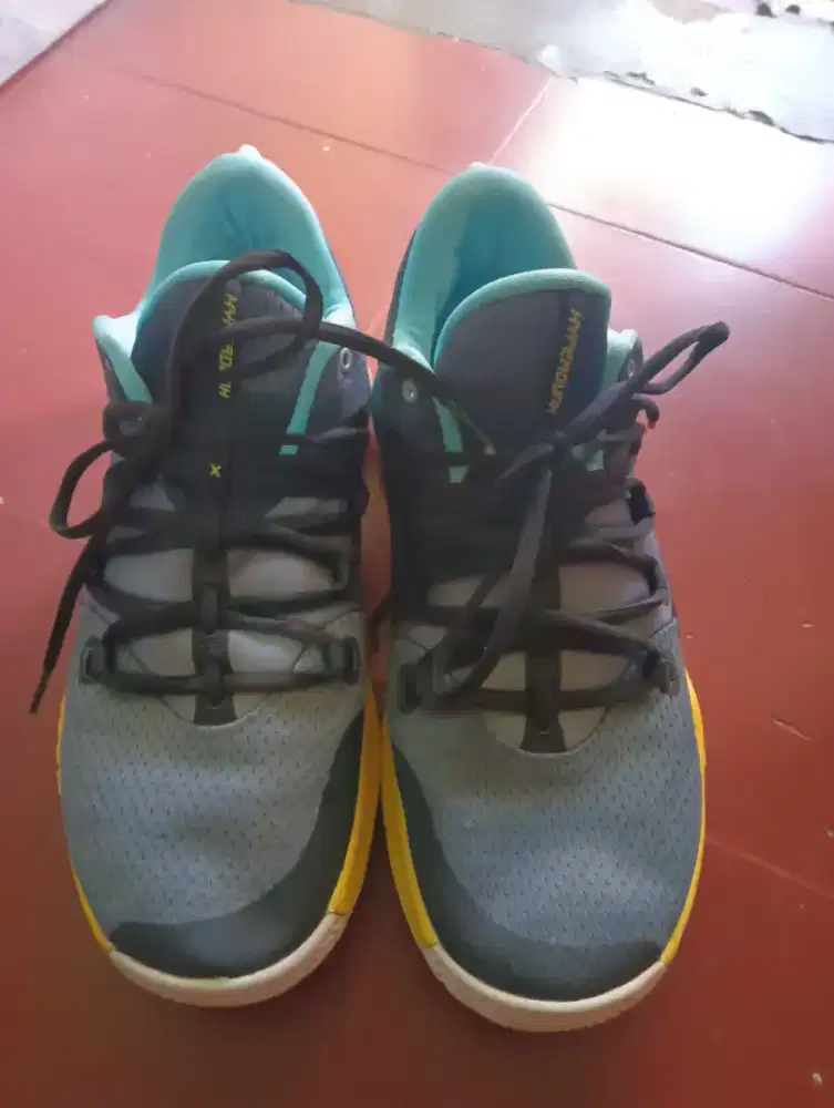 Di jual sepatu basket size 44 like new