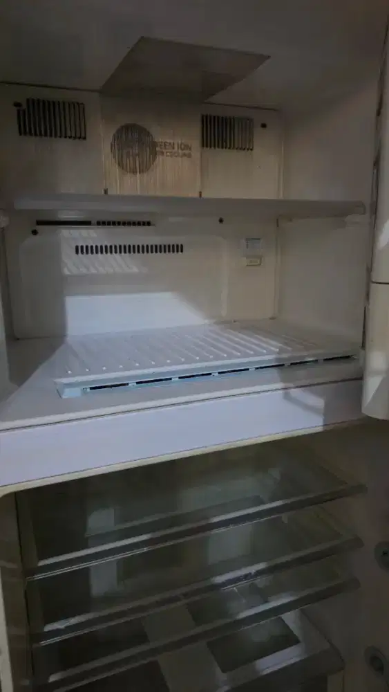 Jual kulkas 2pintu bekas merk LG