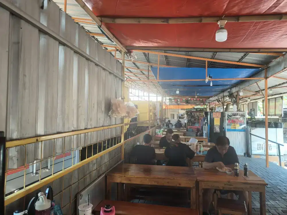 mencari karyawati penjaga stand empek empek