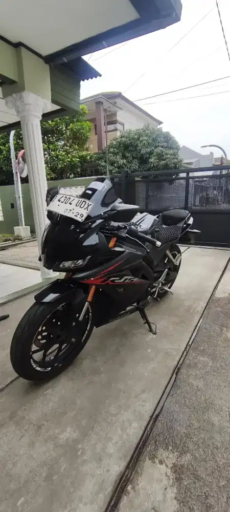 R15 V3 2019 Hitam