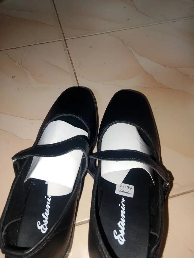 Sepatu sekolah merk ESTUNICE warna hitam, model pantofel tali.