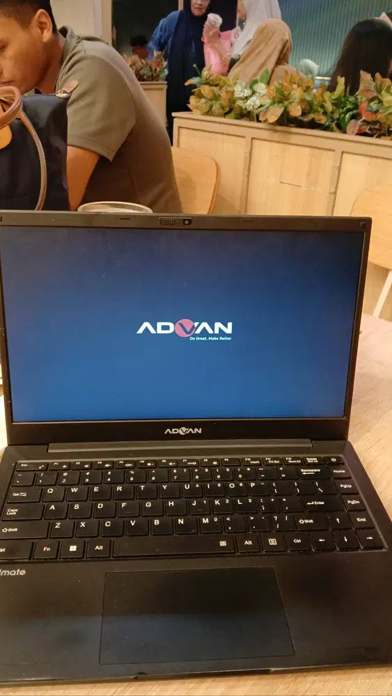 Laptop merek advan, di jual cepat.. pemakaian  1thn masih mulus