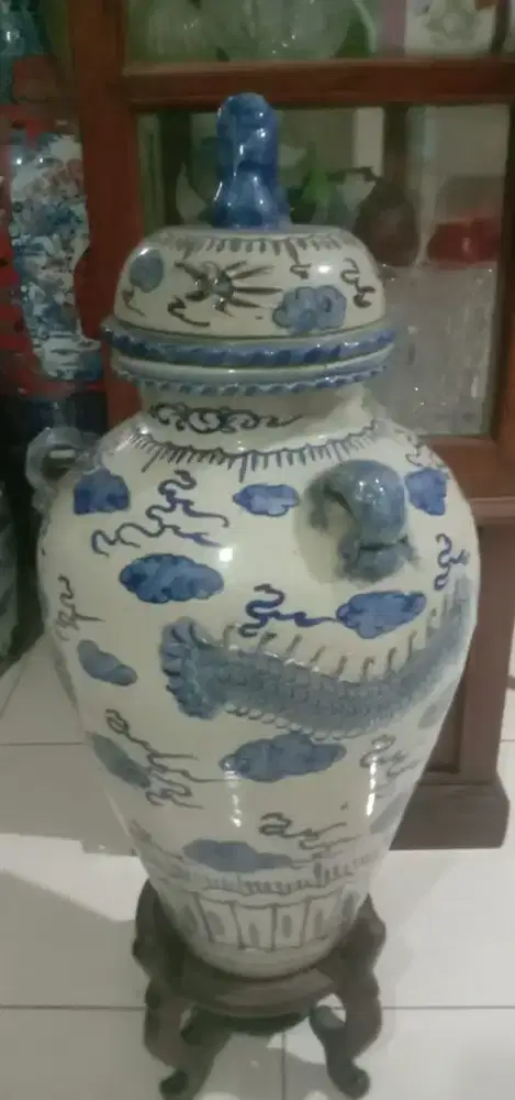 vas atau guci biru