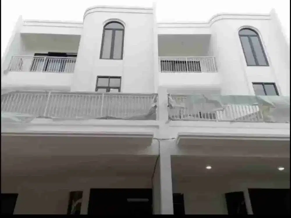 RUMAH BARU 3 LANTAI DI CLUSTER NAMAN PONDOK KELAPA