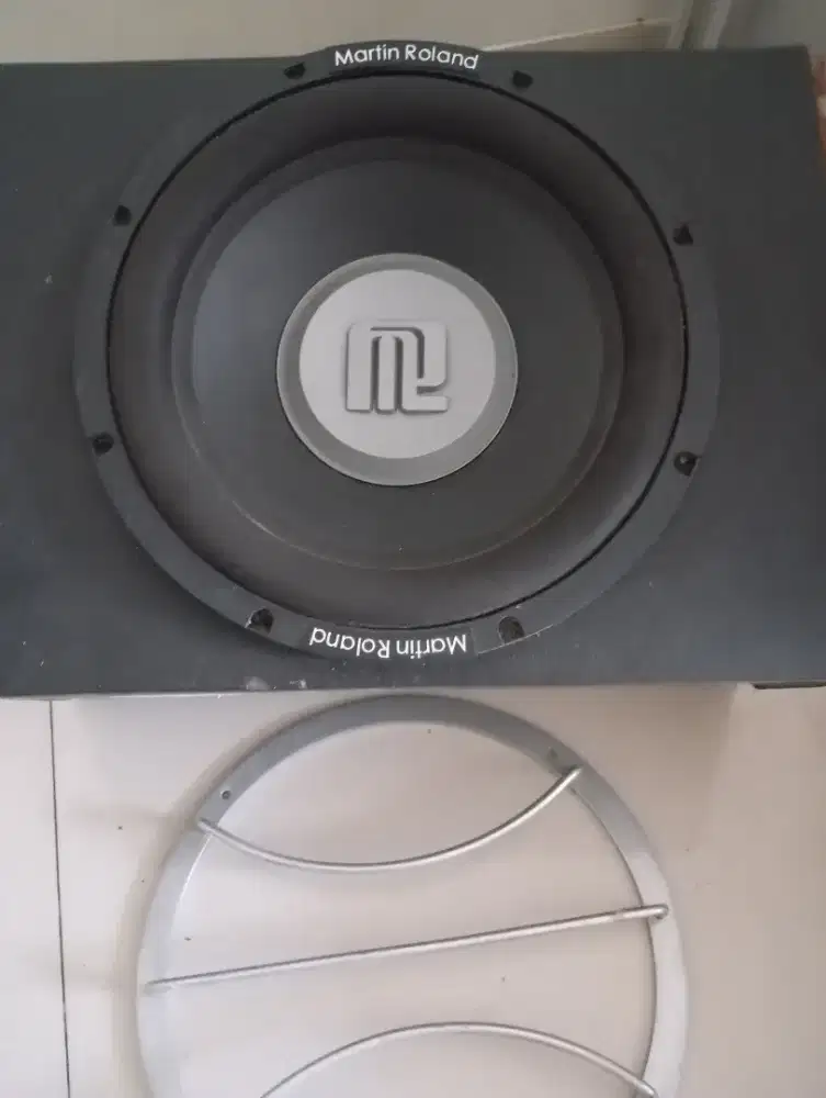 Audio Subwoofer dan speaker mid bass
