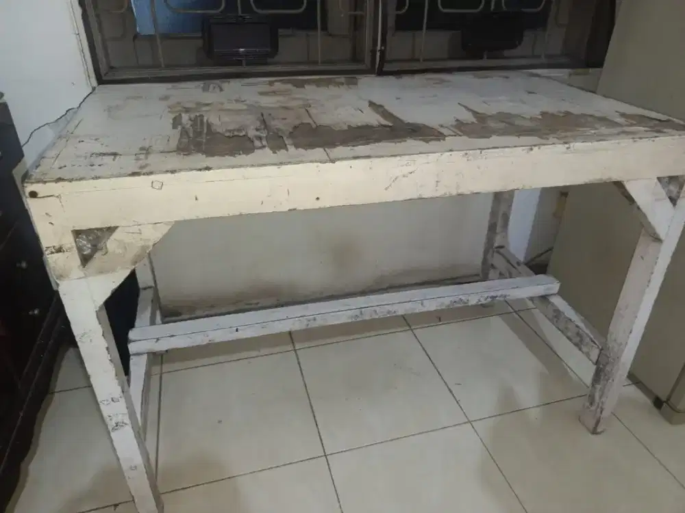 Meja makan bekas