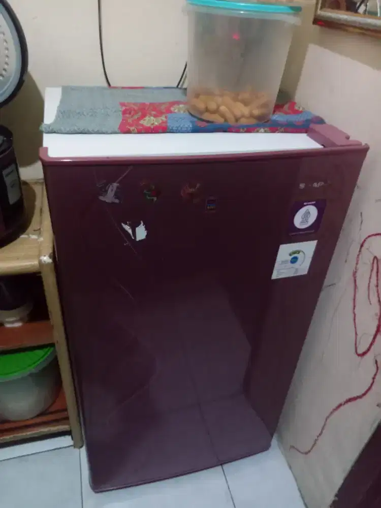 Jual kulkas merek SHARP ukuran 1 meter kurang..