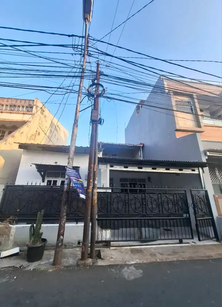 Rumah kontrak tahunan 2 lantai lokasi strategis dekat pondok indah