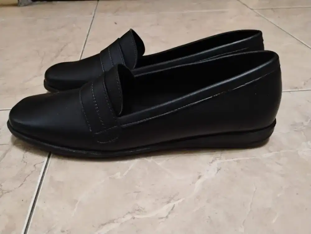 sepatu formal wanita merek Villanova ukuran 41