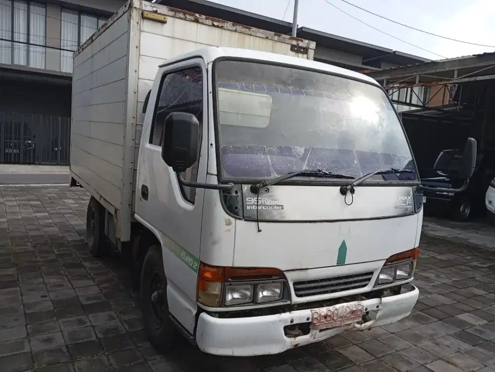Isuzu box NKR55 th 2011 km 39rb