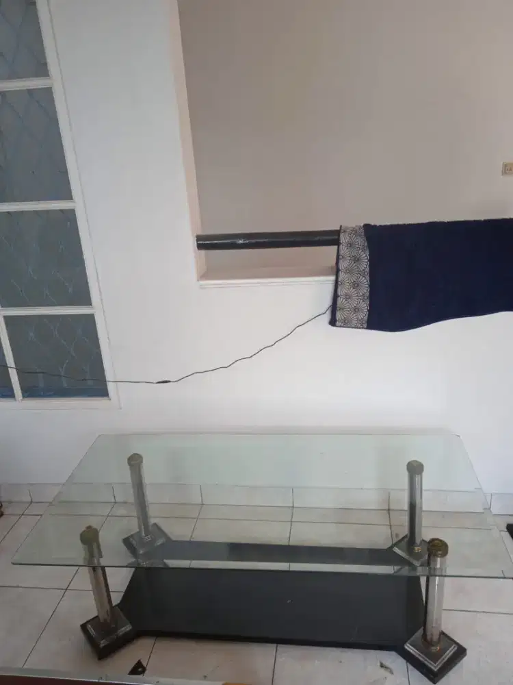 Meja ruang tamu kaca