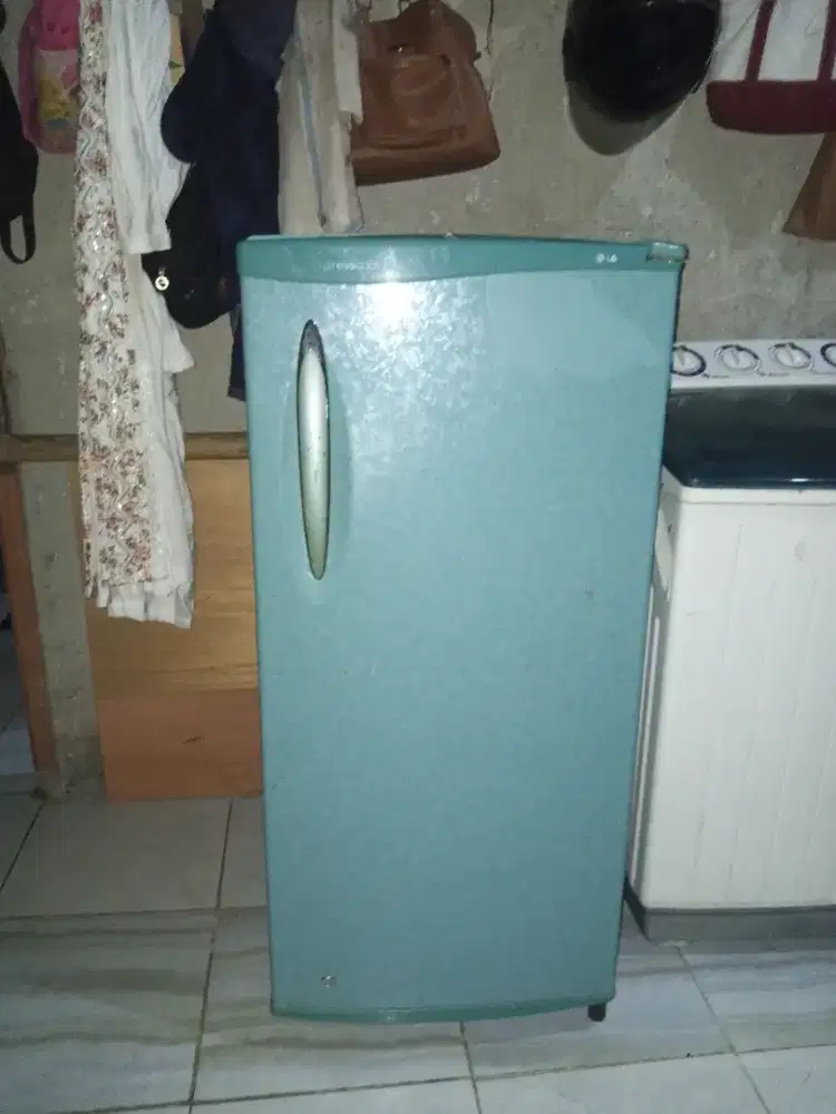 Kulkas 1 pintu merek LG,bekas sudah lama rusak,body mulus