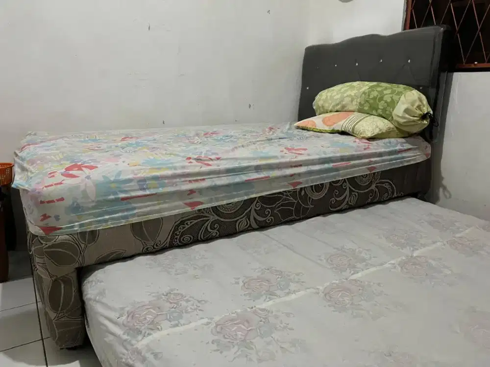 Tempat Tidur 2 Bed Kondisi Bagus Busa Tebal