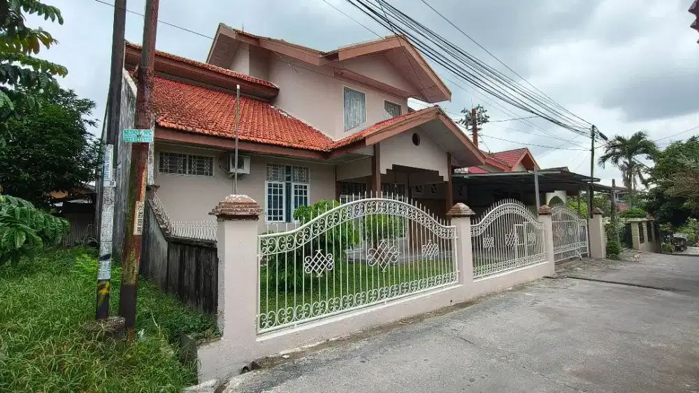 Rumah Dua Lantai di Pekanbaru Kota.