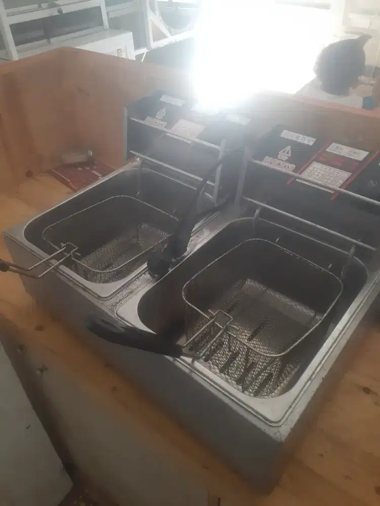 Deep fryer listrik