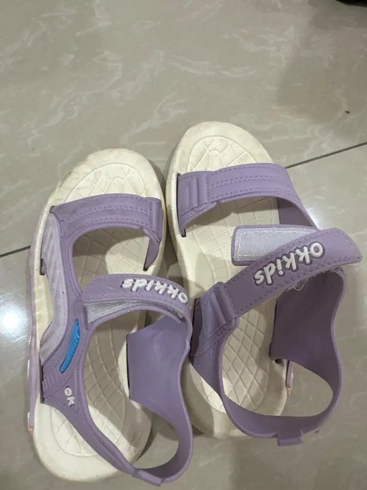Sendal gunung anak perempuan