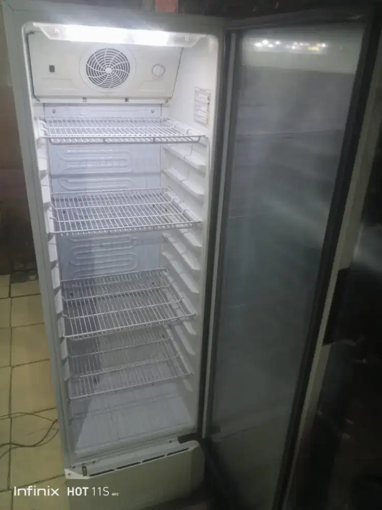 Jual bu kulkas pendingin minuman ukuran tinggi 170 cm merk POLYTRON