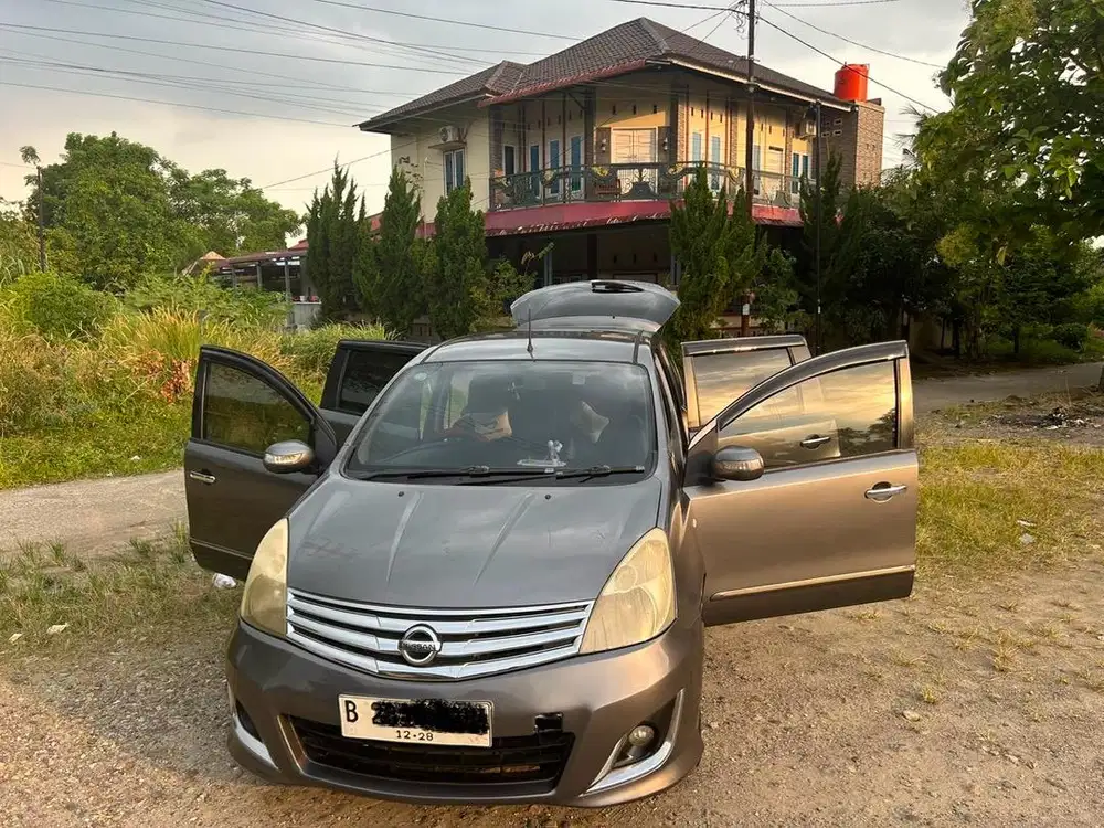 Dijual Mobil Kesayangan Grand Livina 2013 (Automatic)