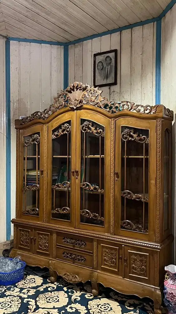 Lemari jati dan sofa jati
