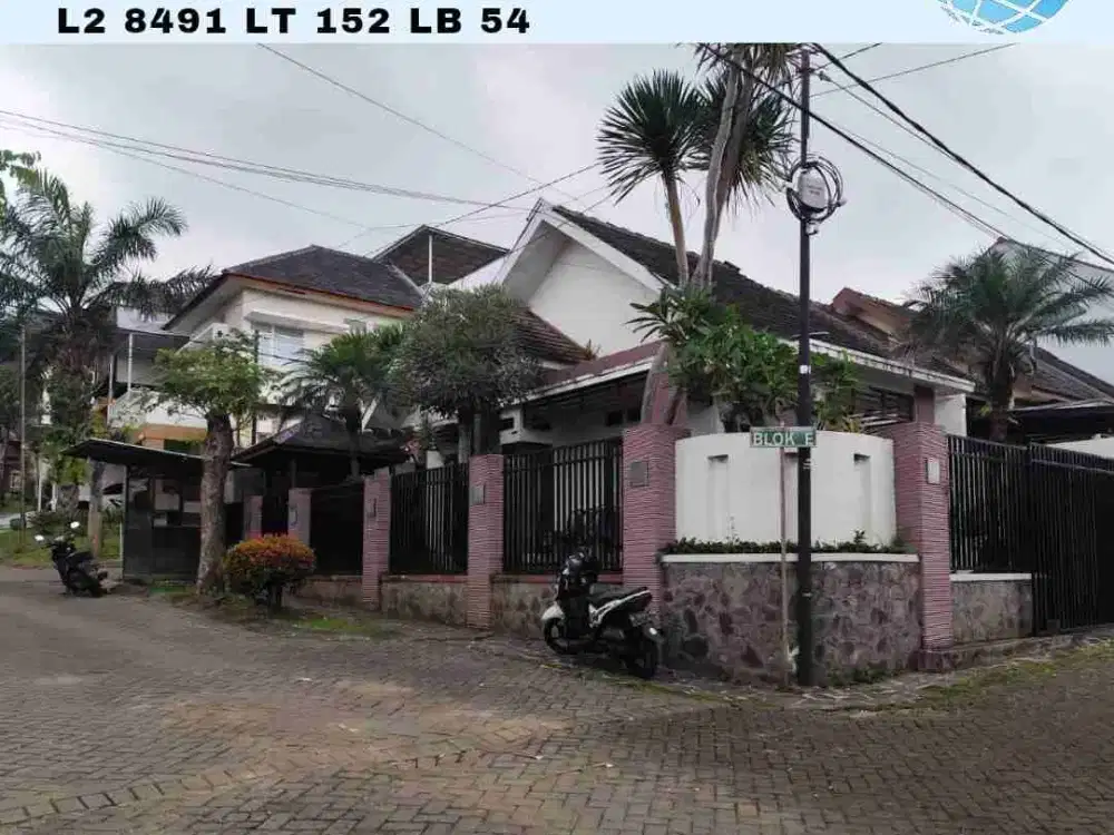 Rumah villa elegant posisi Hook di Pesanggrahan kusuma Batu