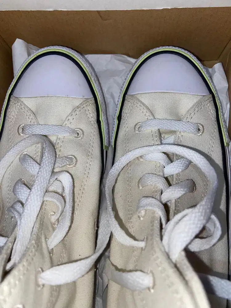 sepatu convers tinggi