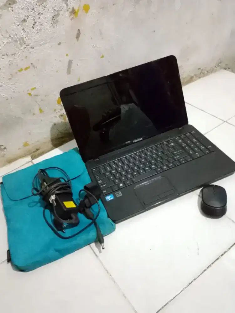 Games jual laptop masih hidup jual apa adanya kondisi seperti di foto.