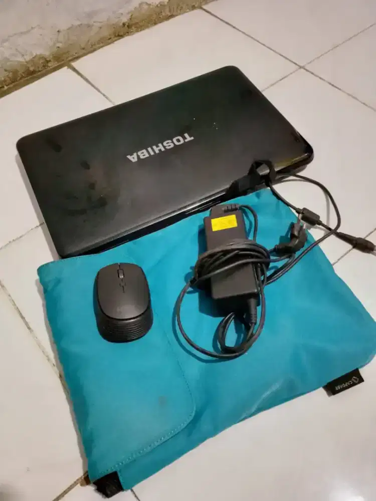 Jual laptop kondisi masih hidup jual apa adanya seprti difoto