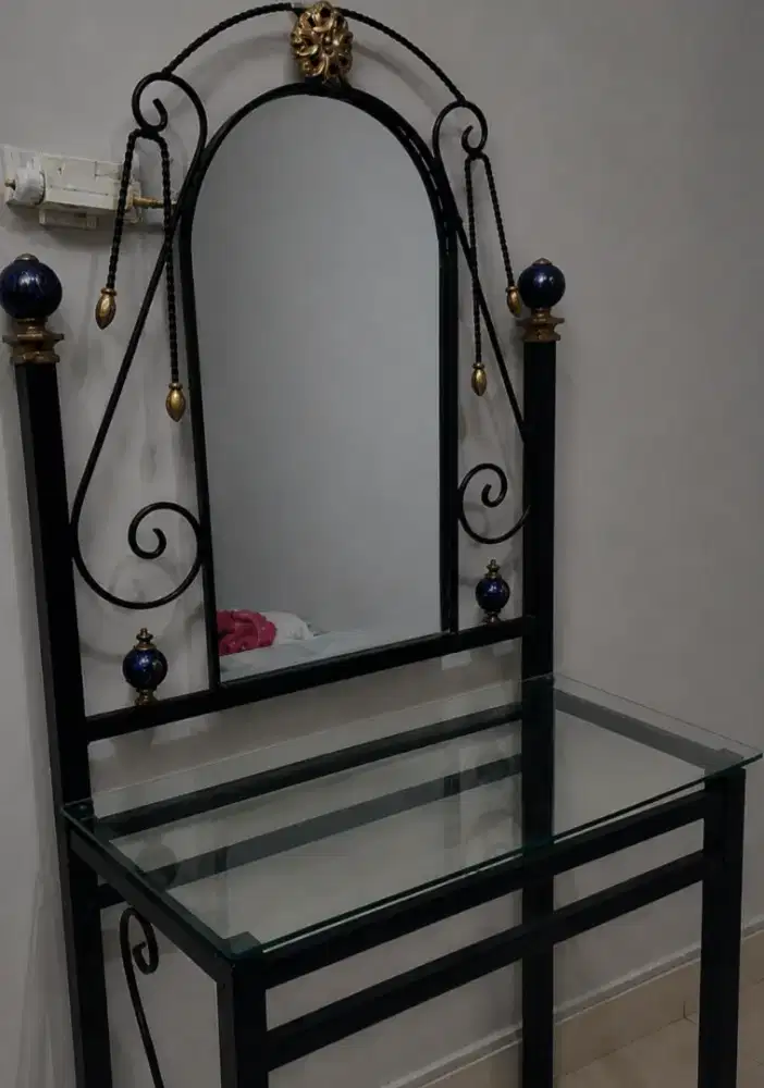 Meja rias besi antik