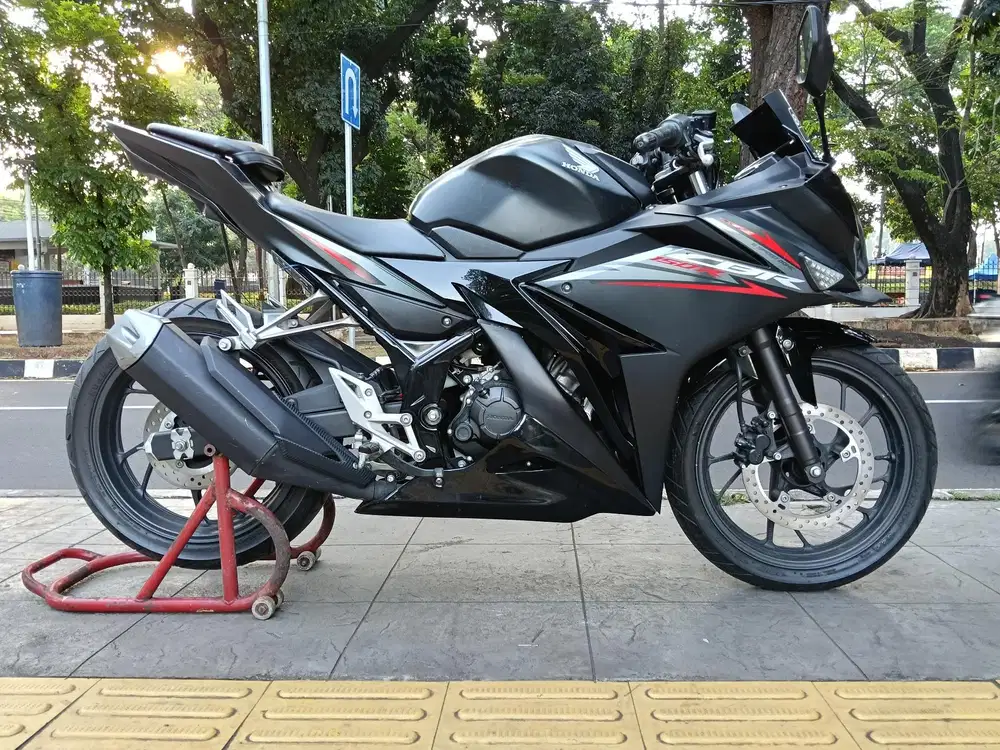 DIJUAL CASH ALL NEW HONDA CBR 150R THN 2018 PJK OFF PULES SIAP PAKAI