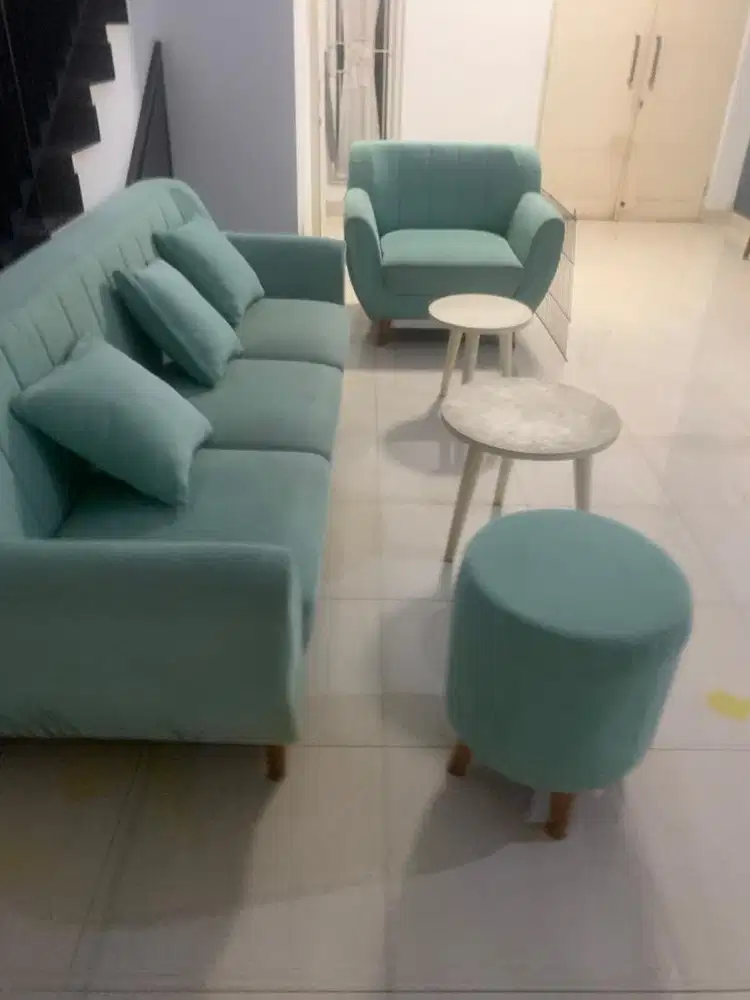 Sofa 3+ 1 dan 2 meja + 1 dudukan ambalan