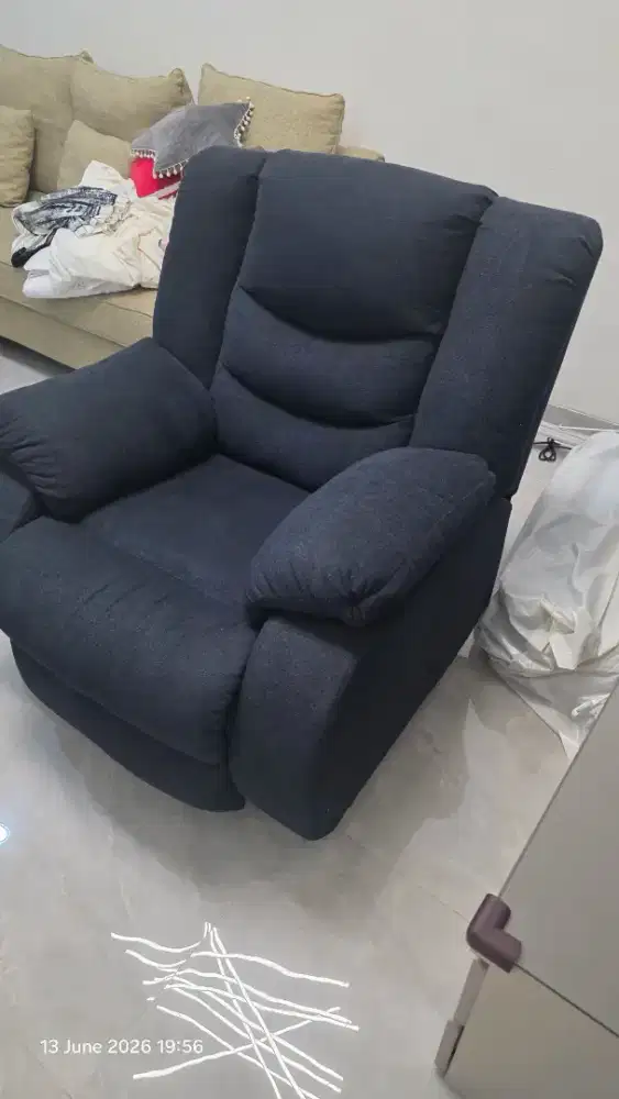 Sofa reclining ASHLEY dari Informa Mulus, baru buka plastik 4 bulan