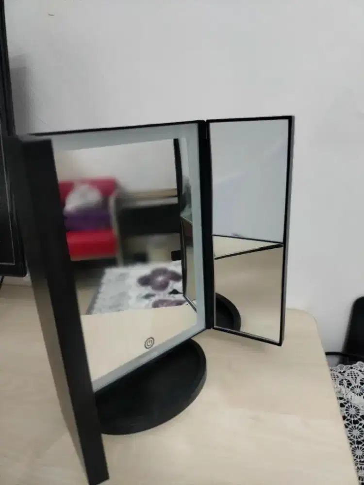 Kaybeuty Kay Beuty Kaca Rias Lipat standing mirror with LED