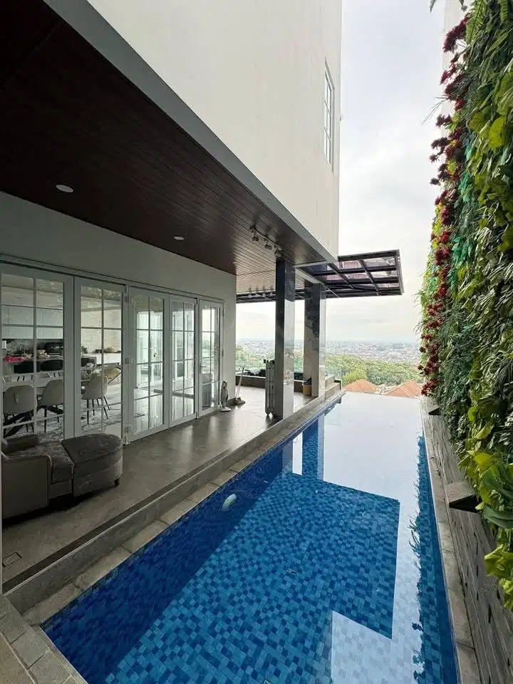 RUMAH MEWAH CITRAGRAND  TEMBALANG, VIEW  INDAH ADA KOLAM RENANG