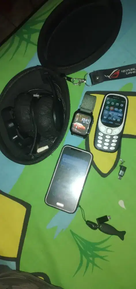Hp samsung j1 mini, nokia jadul, dan aksesoris lain sepaket