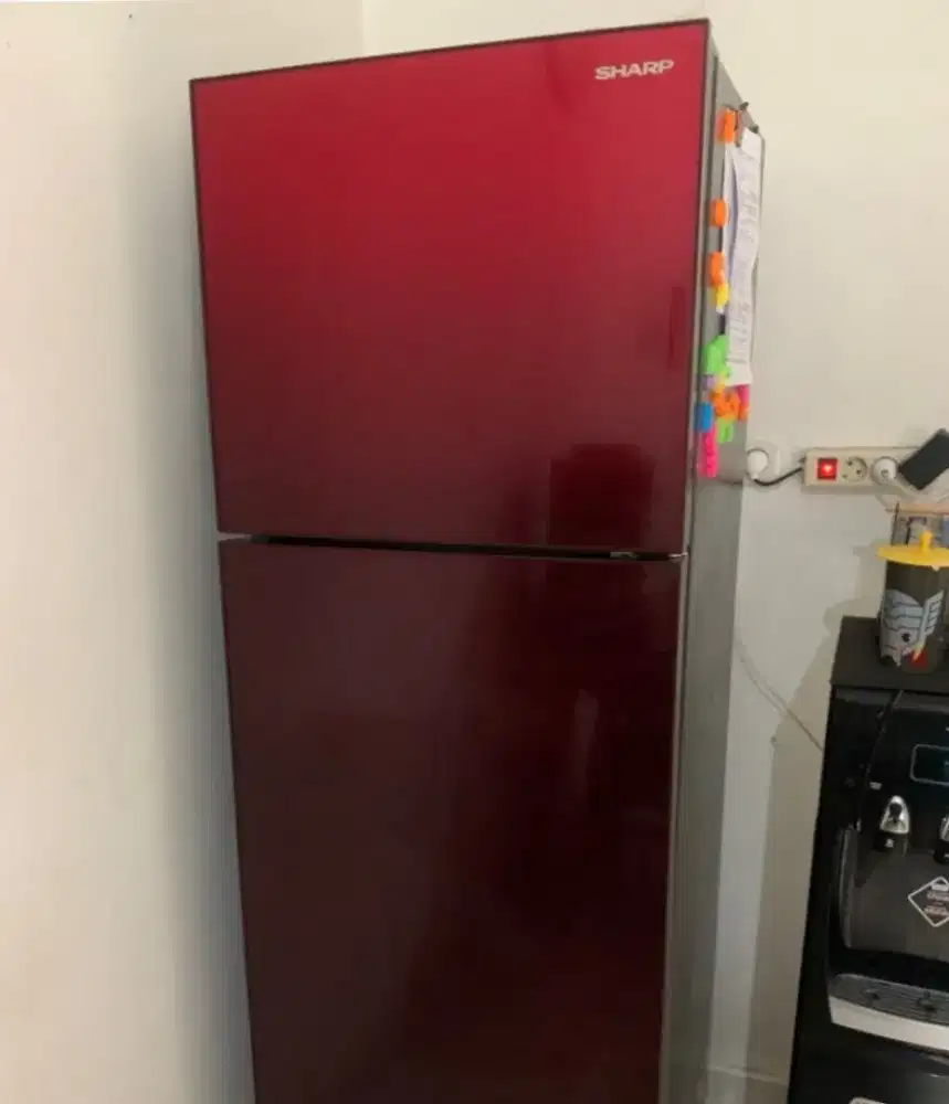 kulkkas sharp 2 pintu merah taperglas madih cantik normal banget