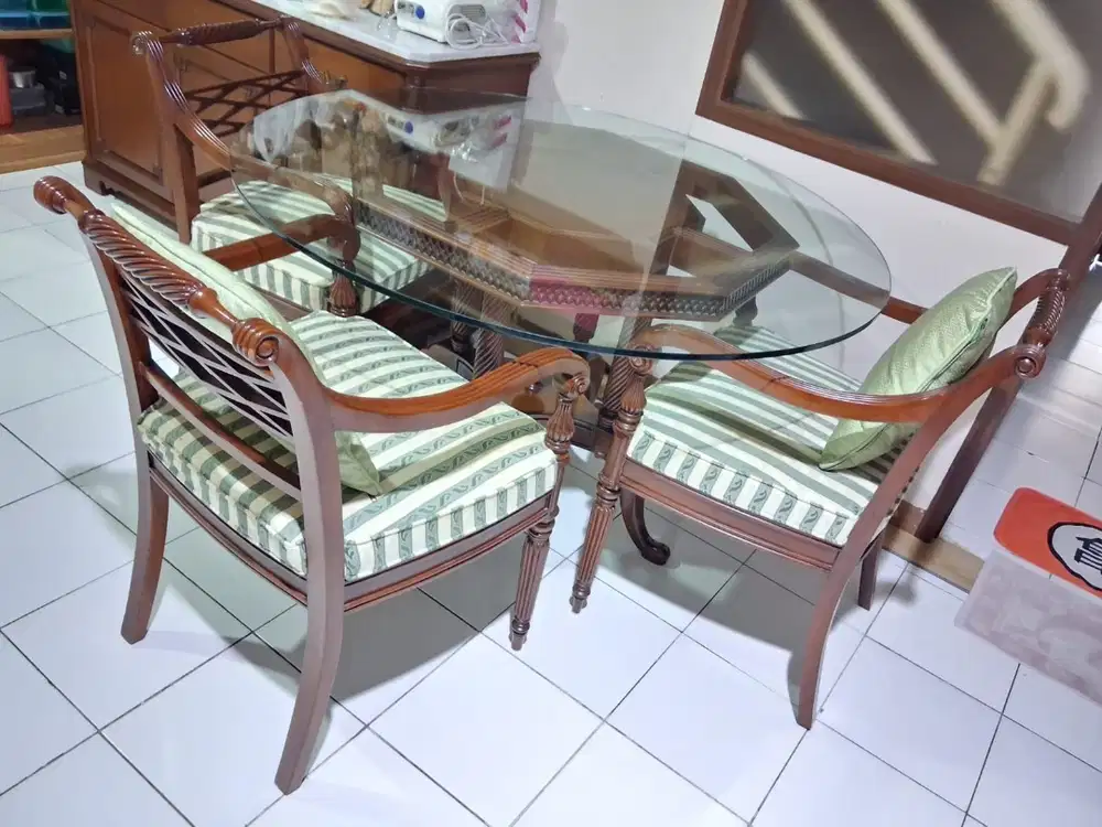 Set Meja Makan Kaca Bulat Diameter 125cm + 4 Kursi Jati – Elegan