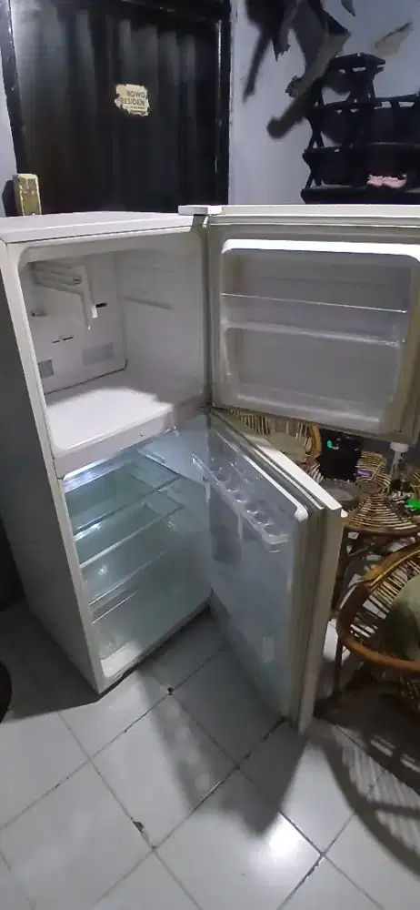 Kulkas dua pintu sharp