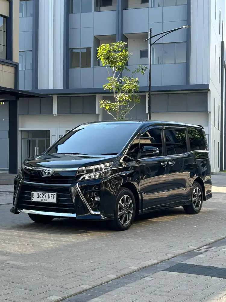 TOYOTA VOXY 2.0 AT TAHUN 2018 HITAM