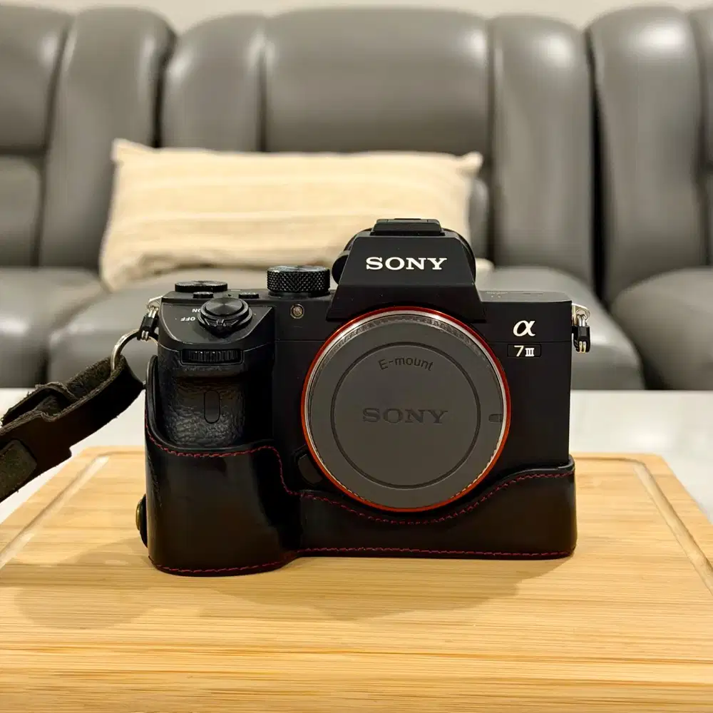 Sony Alpha A7 III + Lensa Zeiss FE 24-70mm F4 ZA OSS — Full Packag
