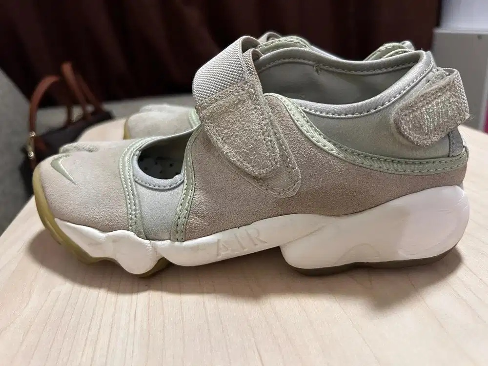 Di jual shoes ( Nike Air Rift 'Light Bone Honeydew')