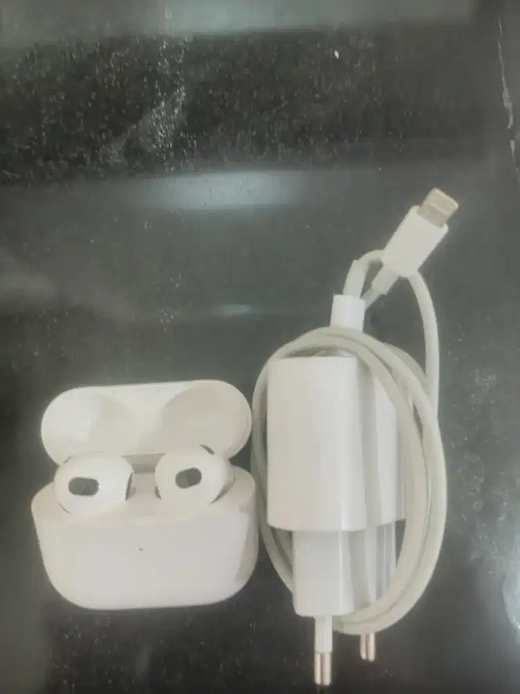 Charger & airpods