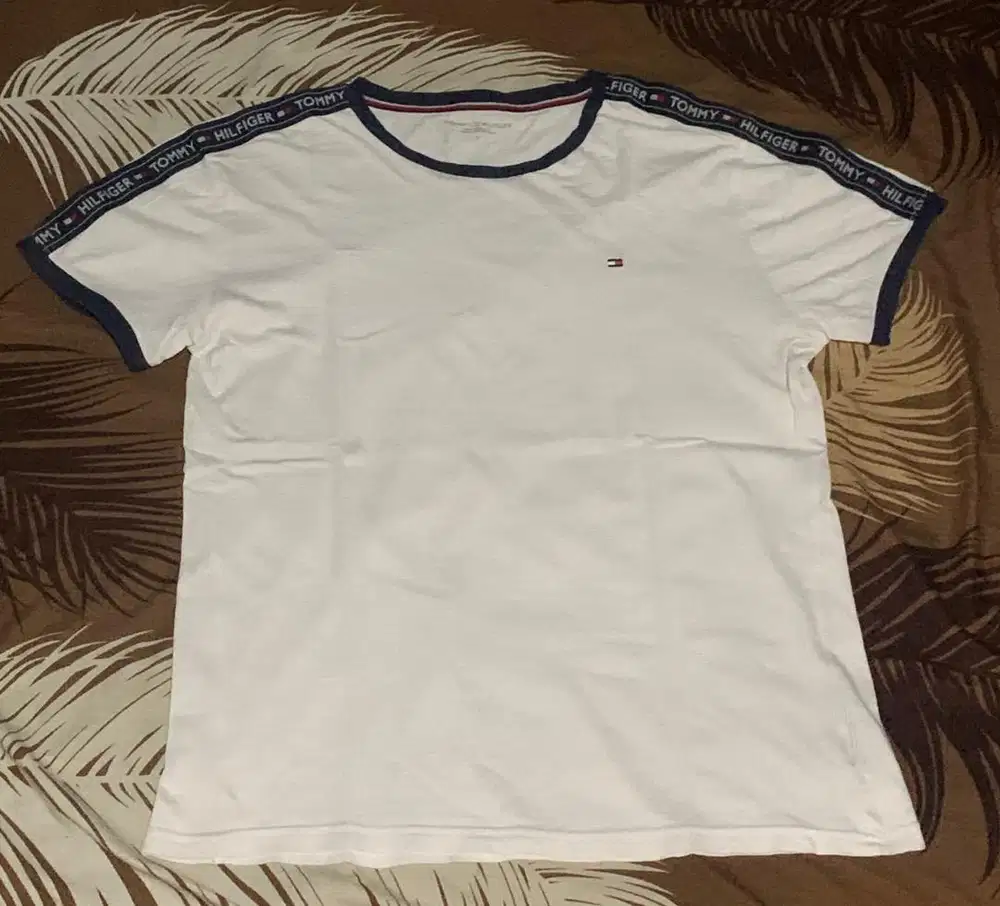 Baju kaos tommy hilfiger tapped original