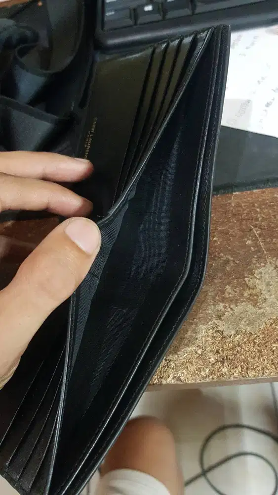 Bekas pemakaian pribadi dompet ysl