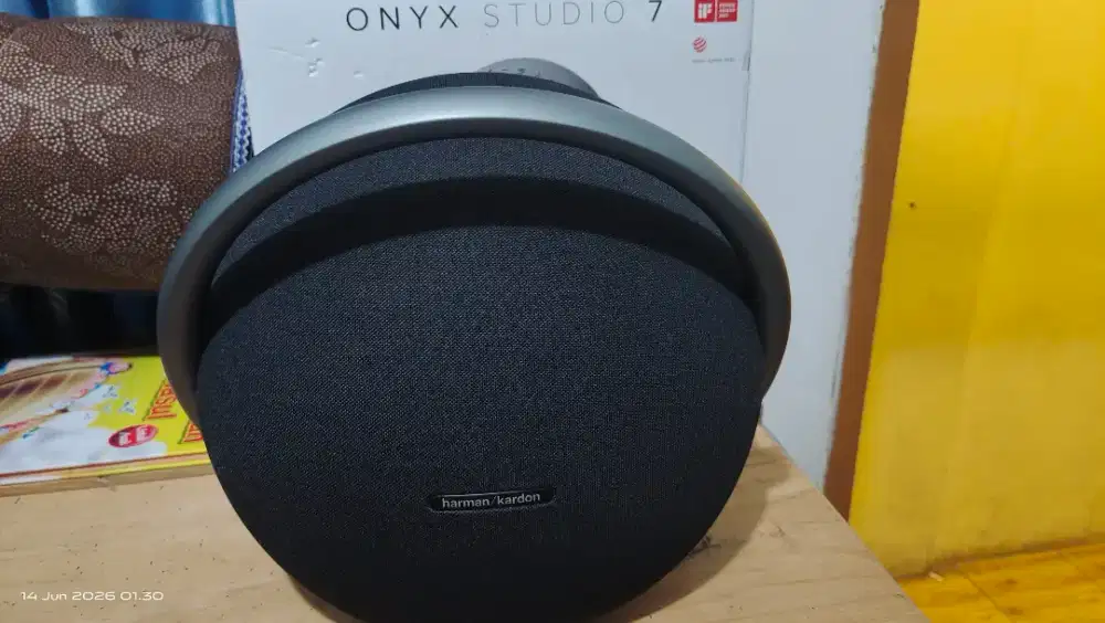 Harman Kardon onyx studio 7 portable bluetooth speaker like new