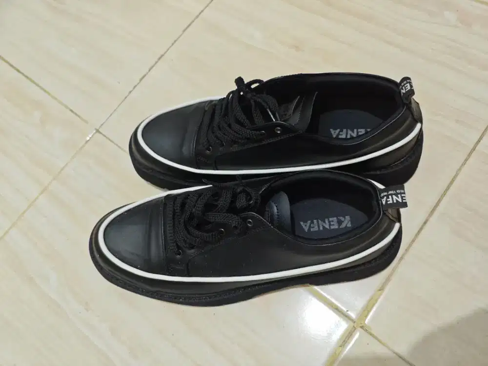 Sepatu ukuran 44