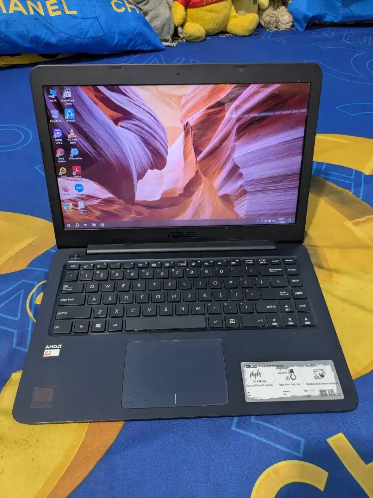 Laptop Asus E402W Slim AMD E2 Quadcore Ram 4 Normalan Tinggal Pake Aja