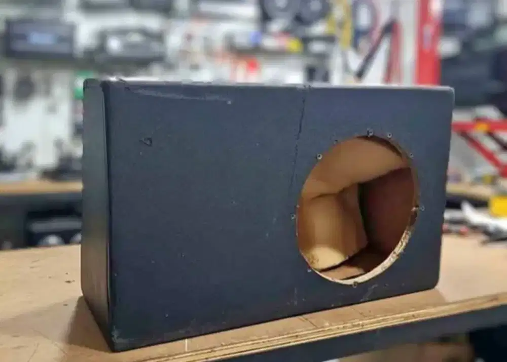 Box Subwoofer 10 inch
Bahan tebal 18mm