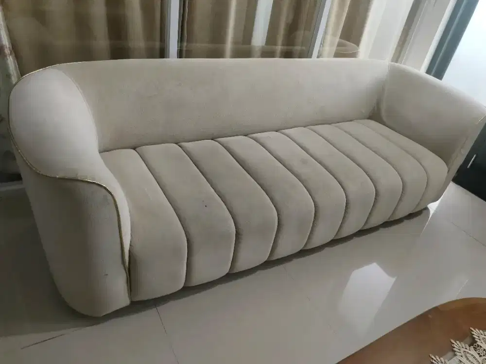 Dijual Sofa empuk, warna krem, ukuran 200 Cm x  78 Cm x 65 Cm