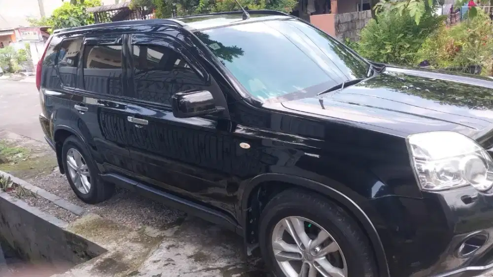 Nissan Extrail 2012 2.0  A/T Warna Hitam