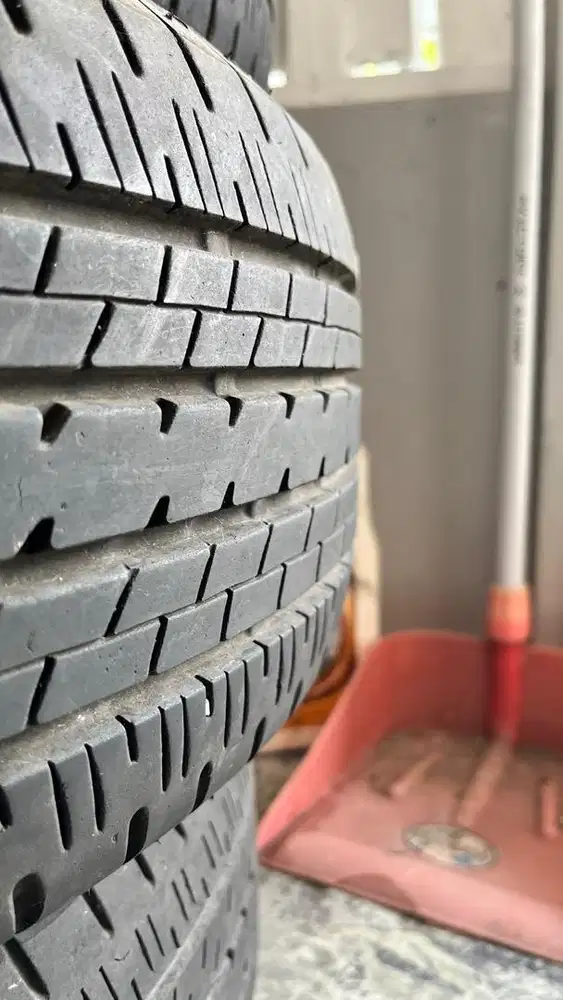 Ban 215/55-17 Bridgestone ER33